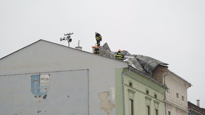 Popadané stromy, strhnuté strechy a autá mimo cesty: Takto silný vietor potrápil celé Slovensko