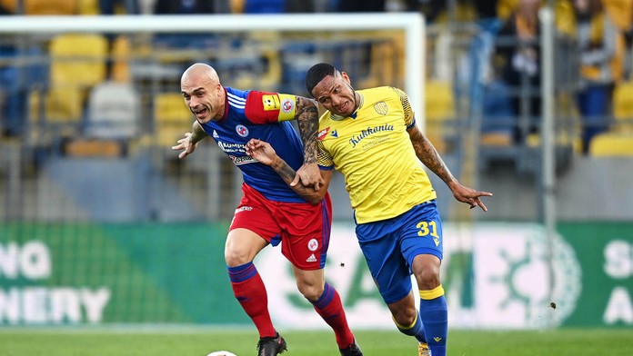 Futbalista Senice Juraj Piroska (vľavo) a hráč DAC-u Eric Javier Grajales Davis bojujú o loptu v zápase 15. kola Fortuna ligy