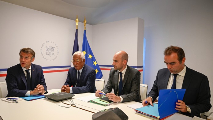 Videokonferencia pred stretnutím s Putinom: Macron s Merzom predstavili Trumpovi európsku víziu