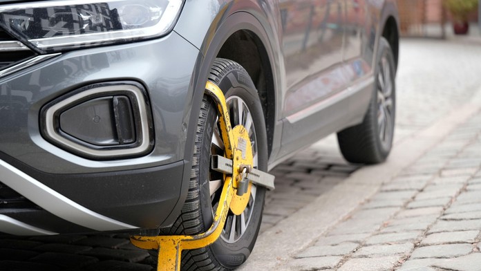 Kuriózna nehoda: Nevšimla si „papuču“ a pridala plyn, vyšlo ju to draho