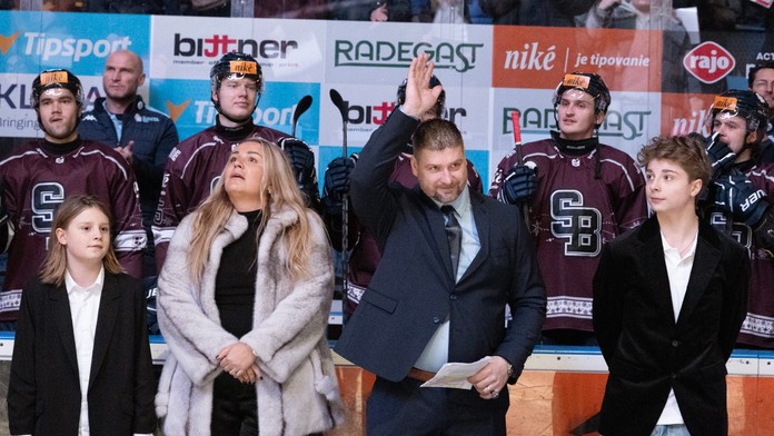 Dres s číslom osem si v Slovane už nikto neoblečie. Legendárny Michal Sersen sa dočkal zaslúženej pocty