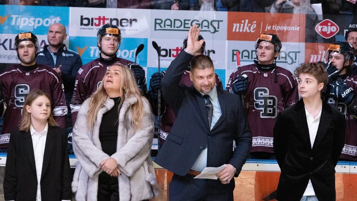 Dres s číslom osem si v Slovane už nikto neoblečie. Legendárny Michal Sersen sa dočkal zaslúženej pocty