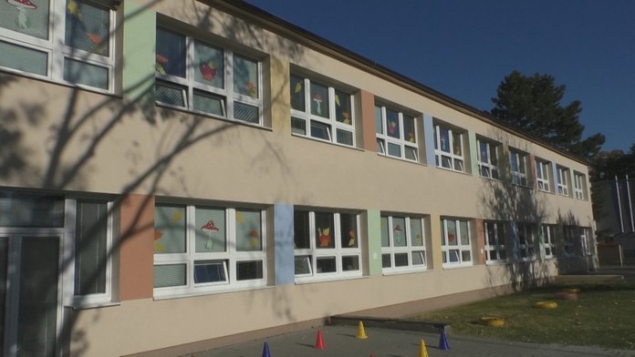 Zdemolovaný stĺp verejného osvetlenia, do ktorého narazil mladík vracajúci sa z Nemecka.