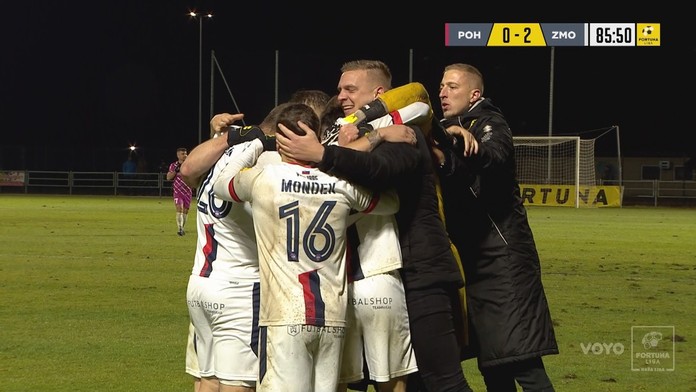 Radoš hráčov a trénera ViOn-u po druhom góle do siete Pohronia.