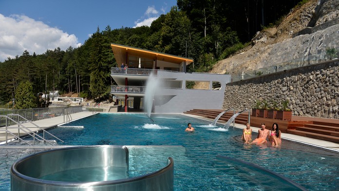 Bazén vytesaný v skale po rekonštrukcii najvyššie položené termálneho kúpalisko v strednej Európe Zelená žaba. 31. júla