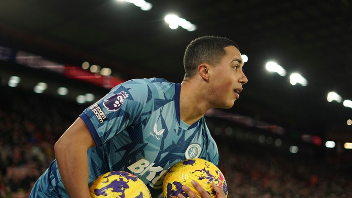 Martin Dúbravka v divokej prestrelke inkasoval štyrikrát, jeho tím však remizoval. Aston Villa s triumfom