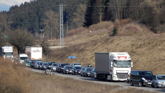 Na ceste z Ivachnovej smerom do Ružomberka sa tvorili kolóny