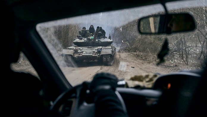 Ukrajinský tank s vojakmi.