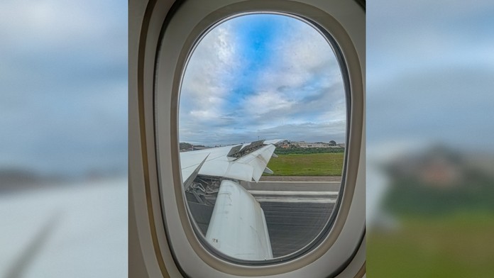 Okná v lietadle majú v dolnej časti malú dierku. 