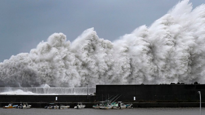 Tajfún Čebi zasiahol západ Japonska. 