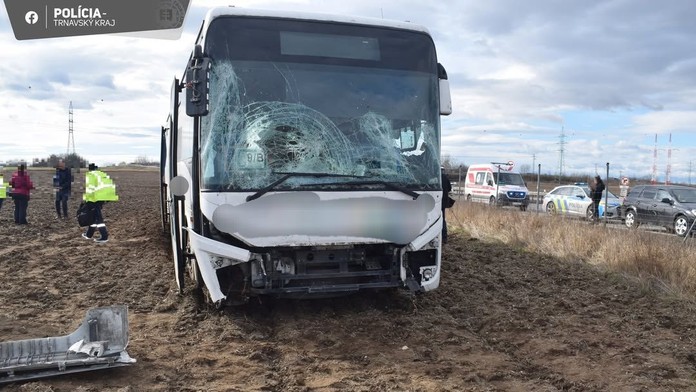 FOTO: Nehoda na R1. Autobus skončil v poli