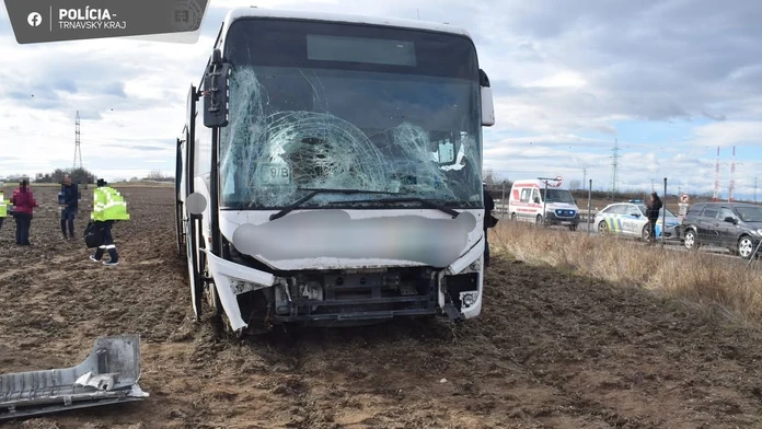 FOTO: Nehoda na R1. Autobus skončil v poli