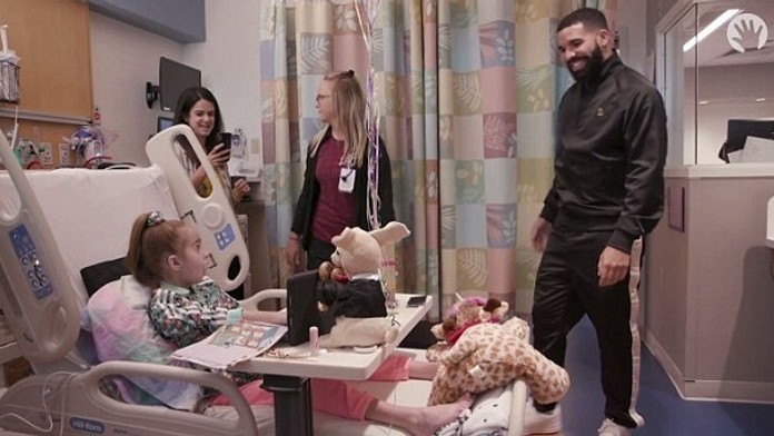 Sofiu prišiel navštíviť do nemocnice Drake