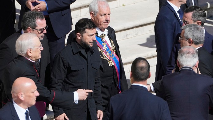 Volodymyr Zelenskyj dostal na pohrebe pápeža prominentné miesto. Vatikán porušil protokol, vyhlásil britský denník