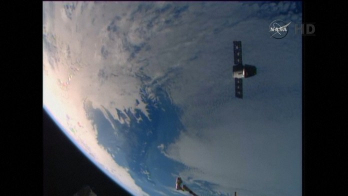 Vesmírna loď Dragon krátko po odpojení od ISS