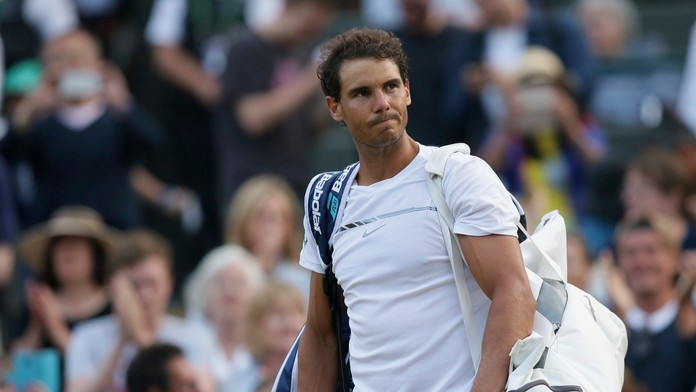 Španielsky tenista Rafael Nadal odchádza z kurtu po prehre nad Luxemburčanom Gillesom Mullerom.