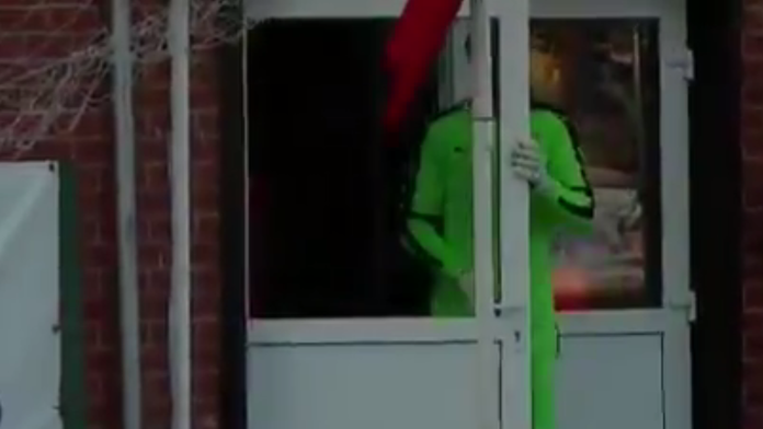 Brankár sa "skrýva" za dverami