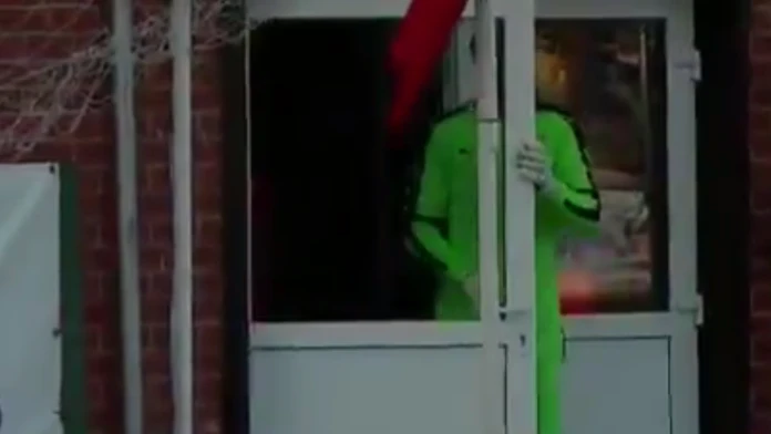 Brankár sa "skrýva" za dverami