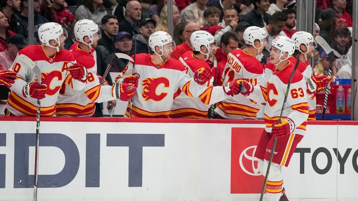 Adam Ružička sa teší so spoluhráčmi po strelení gólu.