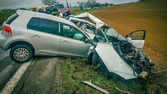 Po šmyku a čelnej zrážke zahynula pri Vrábľoch 48-ročná žena. Z jej auta ostal len šrot