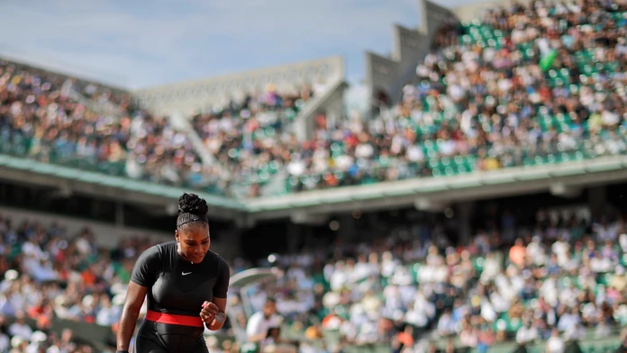 Americká tenistka Serena Williamsová v celočiernom oblečení 