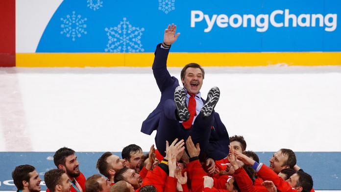Olympijskí športovci z Ruska vyhadzujú nad hlavy svojho trénera Olega Znaroka po zisku zlatých olympijských medailí.