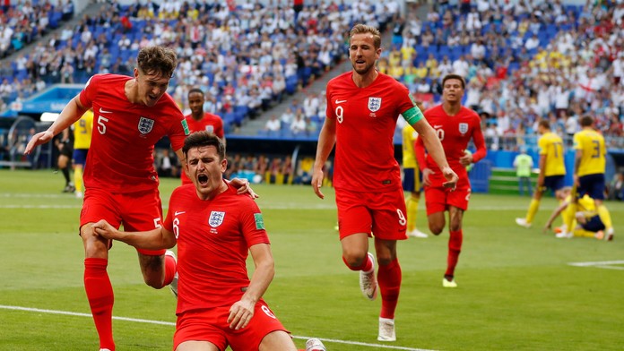 Radosť Angličanov po góle Harryho Maguireho (na kolenách) vo štvrťfinále MS 2018 proti Švédsku.