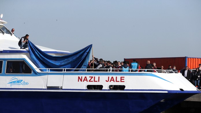 Loď s migrantami priplávala do Turecka.