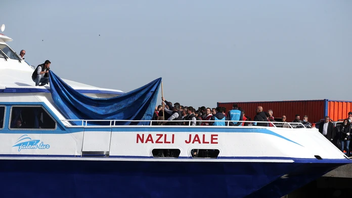 Loď s migrantami priplávala do Turecka.