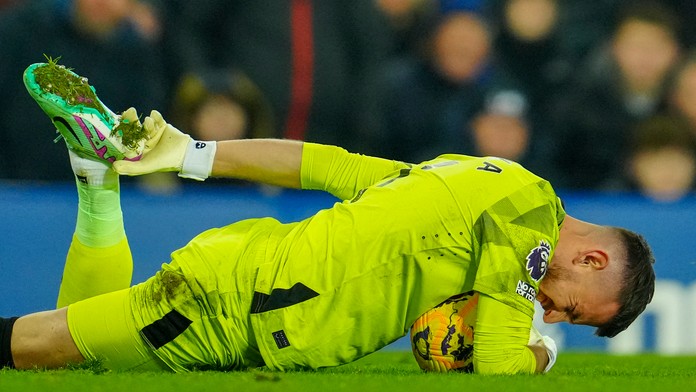 Osem zákrokov Dúbravku nestačilo, Newcastle s hladkou prehrou. Manchester City konečne zabral naplno