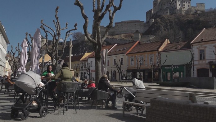 Zažili sme prvý deň bez opatrení, ale respirátory v obchodoch tak skoro z tváre dole nedáme