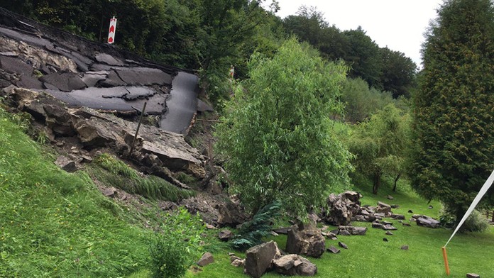 V obci Čavoj sa zosunula časť cesty.