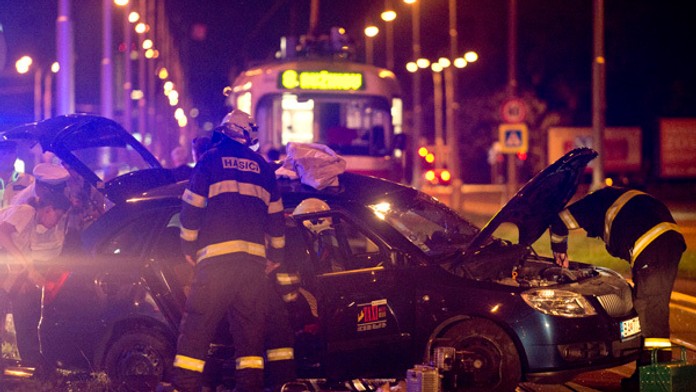 V Bratislave sa zrazila električka s autom