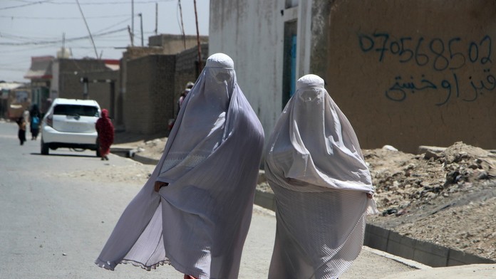 Ďalšia rana pre afganské ženy. Taliban im napriek sľubom opäť okliesnil práva
