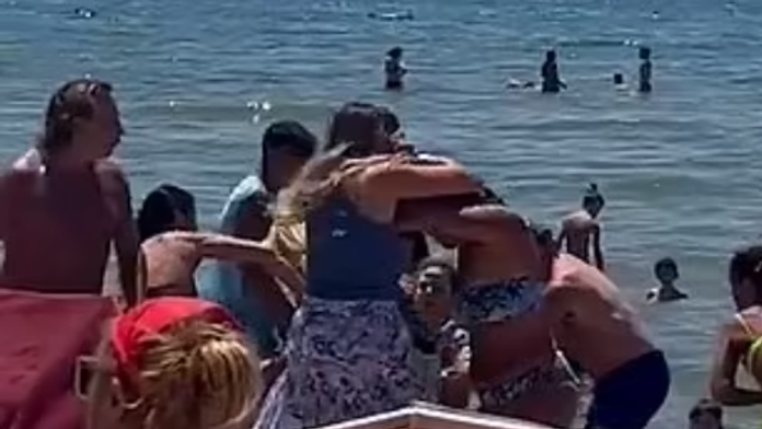 VIDEO: Neuveriteľná situácia na talianskej pláži. Do bitky o ležadlá sa zapojili okrem žien aj plavčíci