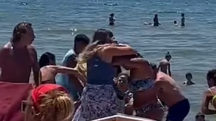 VIDEO: Neuveriteľná situácia na talianskej pláži. Do bitky o ležadlá sa zapojili okrem žien aj plavčíci