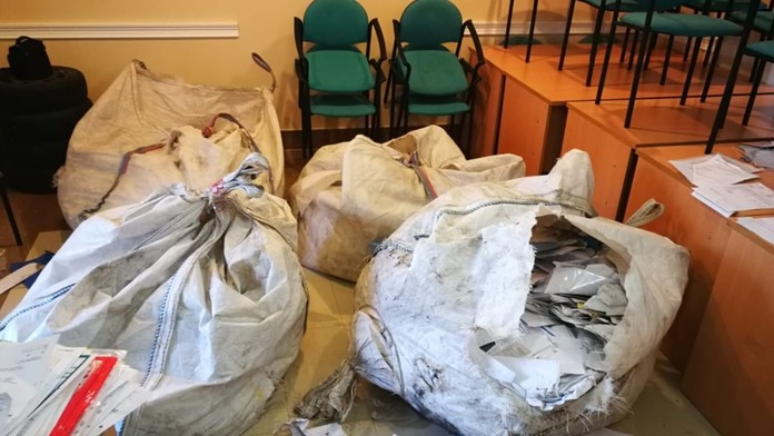 Vrecia plné dokladov.