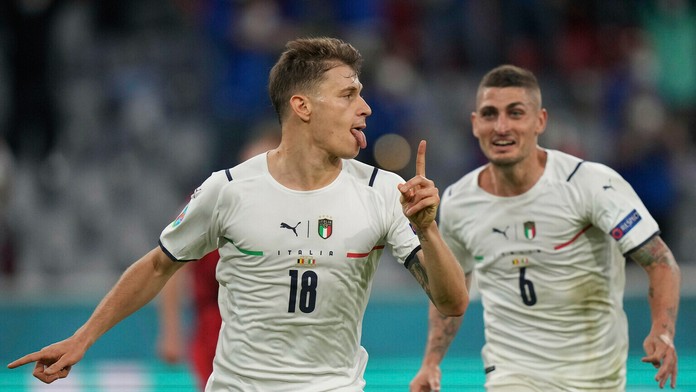 Taliani zľava Nicolo Barella a Marco Verratti oslavujú gól vo štvrťfinále ME 2020 proti Belgicku.