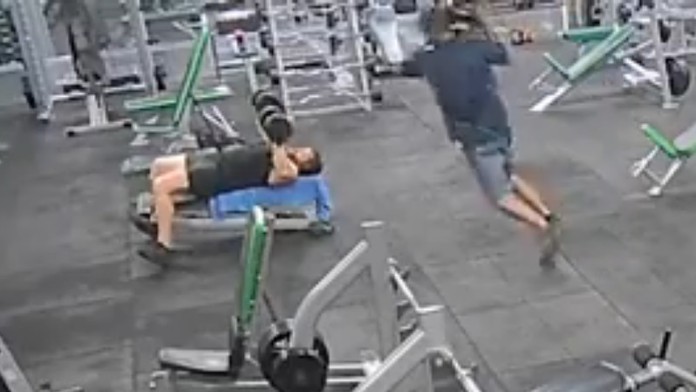 Austrálčan nafingoval nehodu v posilňovni. Nič netušiacemu mužovi pustil na hlavu 20-kilogramové závažie