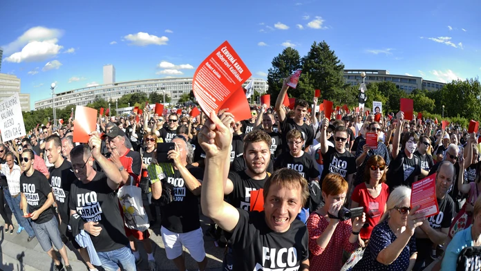 Protestné zhromaždenie občanov na Námestí Slobody.