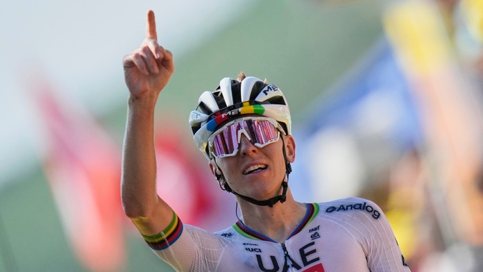 Tadej Pogačar opäť ukázal svoju nezlomnosť a silu. V náročnom stúpaní zdolal najväčšieho rivala