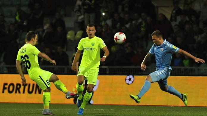 Miroslav Káčer a Samuel Mráz (obaja Žilina) a Lukáš Droppa (Slovan) počas  zápasu 10. kola Fortuna ligy.