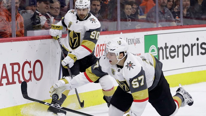 Slovenský hráč Vegas Golden Knights Tomáš Tatar (vľavo) a jeho spoluhráč David Perron.