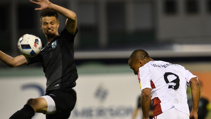 Trenčan Gino Van Kessel (vpravo) hlavou strieľa gól cez Skaličana Dávida Hudáka