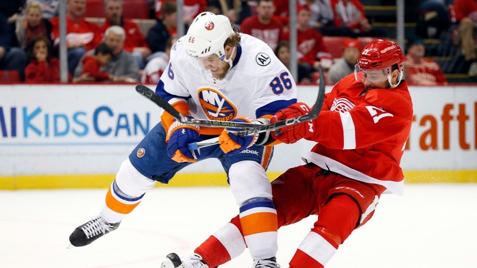 Hráč Detroitu Slovák Tomáš Tatar (vpravo) a útočník Islanders Nikolaj Kuliomin.