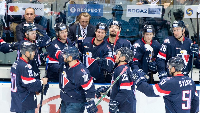 Spokojná striedačka Slovana po strelení gólu počas stretnutia s Jokeritom Helsinki.