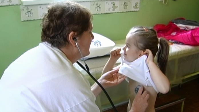 Lekárka vyšetruje dieťa (ilustračná snímka)