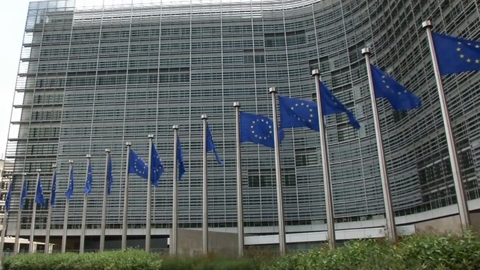 Brusel chce zabrániť, aby ľudia z chudobnejších krajín chodili do bohatších kvôli dávkam