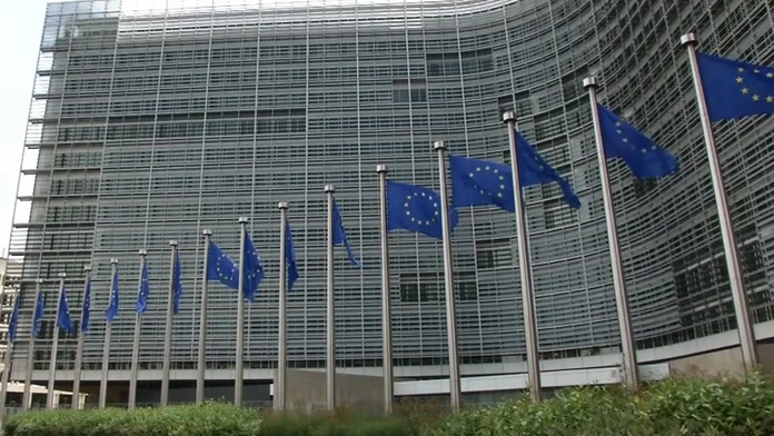 Brusel chce zabrániť, aby ľudia z chudobnejších krajín chodili do bohatších kvôli dávkam