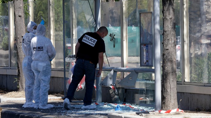 Zničená zastávka po tom, čo do nej vrazilo v Starom prístave v Marseille auto.